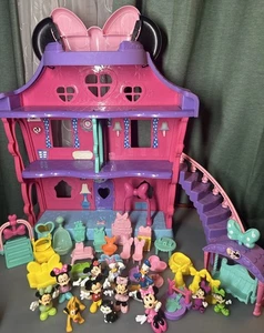 Fisher-Price Disney Minnie Mouse’s Talking Magical Bow Dolce Casa Playset! Funzionante - Foto 1 di 24