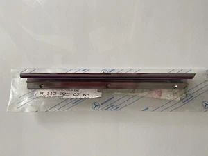 Chrom Abdichtschiene oben mitte links A1137250765 Mercedes-Benz W113 Pagode - Picture 1 of 6