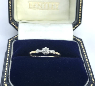 Anillo de oro de 9 quilates con montura de ilusión solitario de diamantes - talla N Foto 1 de 4