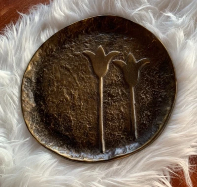 Messing Teller mit Tulpenmotiv - Bild 1 von 2