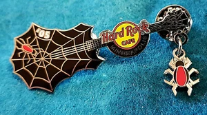MINNEAPOLIS HALLOWEEN REDBACK SPINNENNETZ BAUMELNDE GITARRE 05 Hard Rock Cafe PIN LE - Bild 1 von 1