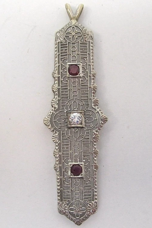 Antiguo colgante de filigrana de oro blanco de 14k con diamante real y rubíes aprox. 1924 Foto 1 de 4