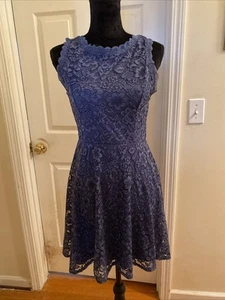 As U Wish Kleid Damen Größe Large Blau Blumen Spitze Ärmellos Gefüttert Swing Neu mit Etikett - Bild 1 von 6