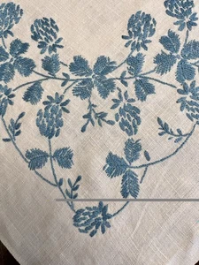 Bezaubernde Vintage Tischdecke bestickt Blumen/Botanisch Kornblumenblau 46x50 - Bild 1 von 8