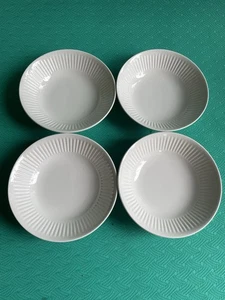 Juego de 4 cuencos de postre Johnson Bros Athena blancos de 5” con bayas - Imagen 1 de 4