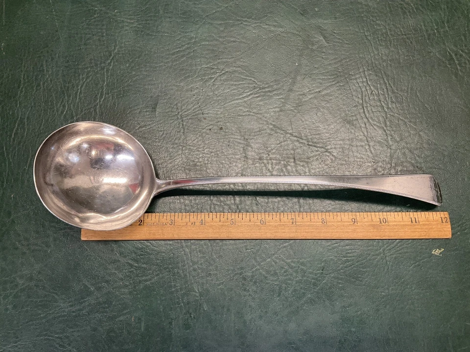 Antiguo cucharón inglés georgiano de plata ~ Londres 1782 con mono Foto 1 de 4
