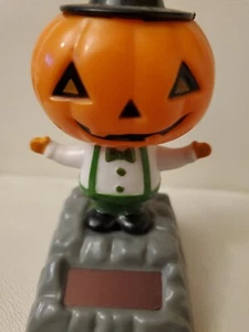 HALLOWEEN SOLAR POWERED BOBBLEHEAD PUMPKIN HEAD - Picture 1 of 2