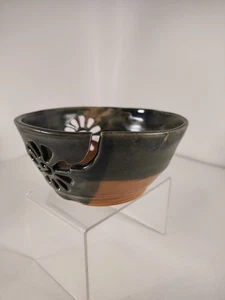 Art Studio Pottery Yarn Bowl Signed By Artist Flower Cut Out Green Tan 6" x 3" - Picture 1 of 5