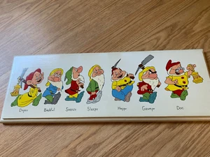 SCHNEEWITTCHENS SIEBEN DRARFS AUF EINER HOLZPLAKETTE. KANN AN DIE WAND GEHÄNGT WERDEN - Bild 1 von 6