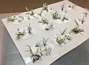 Toppe Neve con Ciuffi di Erba - Elementi Diorama - Modellismo in Scala Fatto a Mano - Foto 1 di 11