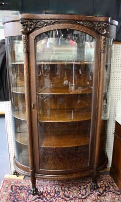 Antigua vitrina de roble tallado con puerta y laterales de vidrio curvo. Vidrio original. Foto 1 de 4