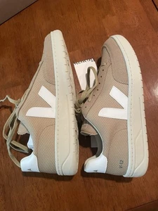 Veja V-12 Alveomesh In Dune White Sz 45 EU 11 US NWT - Picture 1 of 9