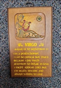 Targa Astrologia Zodiaco Vergine in Legno Vintage Wallace Berrie 24 Agosto-22 Settembre Bella! - Foto 1 di 5