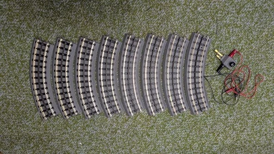 MTH RealTrax O Gauge Track - O31 Complete Circle (8 pcs) w/Illuminated Lock-On - Image 1 of 4