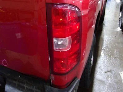 Conjunto de luz trasera derecha usado se adapta a: Chevrolet Silverado 2500 2013 camioneta derecha Foto 1 de 4