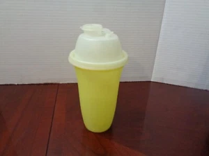 Vintage Tupperware 4 piezas Quick Shake #844 amarillo - Imagen 1 de 6
