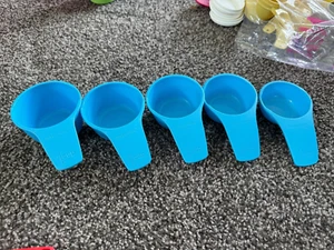 Tupperware Measuring Cups Set of 5 Curved Handles Embossed Meas. Blue New - Picture 1 of 3