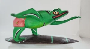 Handgeschnitzter Frosch aus Holz auf braunem Surfbrett handbemalt - Bild 1 von 7