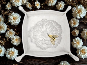 Pretty flower and bee dice tray, TTRPG - Picture 1 of 3