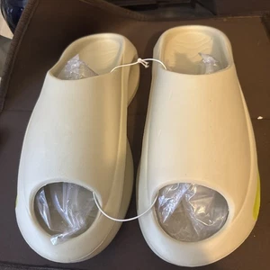 Men's Garden Shoes Tan with Green Sides European Size 44-45 New - Picture 1 of 7