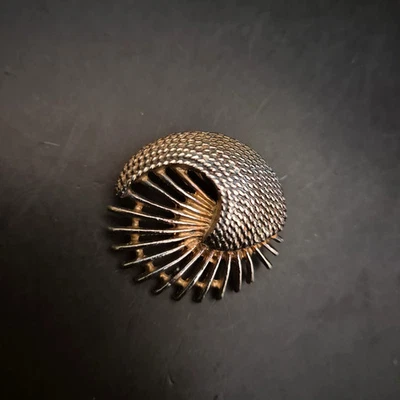 Skulpturale Vintage Brosche – Halbmuschel-Design in Bi-Color - Bild 1 von 4