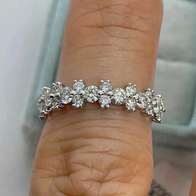 Anillo de compromiso de media eternidad de diamantes creado en laboratorio de 1,80 quilates de oro blanco de 14 quilates Foto 1 de 4