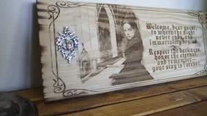 Letrero de bienvenida de vampiro - Arte de pared de madera quemada personalizable conmigo, regalo de Halloween - Imagen 1 de 8