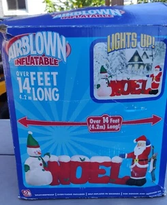 VINTAGE 2004 GEMMY AIRBLOWN INFLATABLE NOEL W/SANTA & SNOWMAN 14FT LONG - Bild 1 von 9