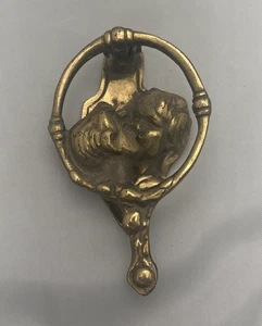 Llamador de puerta de latón para pareja de besos The Lovers Romeo Julieta Escutcheon - Imagen 1 de 5