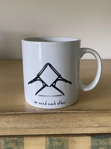 Tazza Louis Sahuc visione condivisa "Abbiamo bisogno l'uno dell'altro" 16 oz bianco/nero - Foto 1 di 11