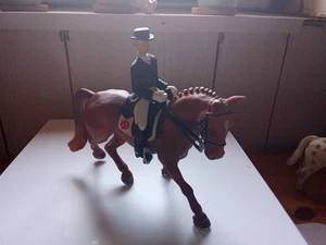 Schleich Pferd mit Dressurreiter - Bild 1 von 1