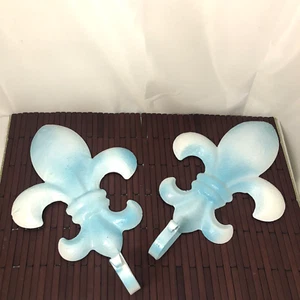 2 ganchos de pared de metal pintado Fleur De Lis azul y blanco toalla sombrero percha - Imagen 1 de 9