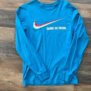 Nike Basketball Langarm T-Shirt Herren GAME SO FRESH Tee Laser Blau Small - Bild 1 von 3