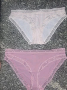 2 Mutandine Bikini Nuove Vs Body di Victoria Logo Bordo in Pizzo Taglia Small Plz Leggi - Foto 1 di 3