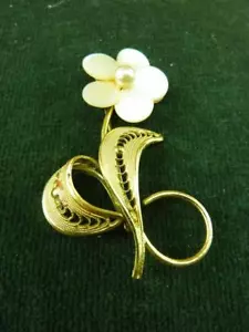 eine schöne filigrane Brosche Blume mit Perlmutt runde Blütenblätter - Bild 1 von 1