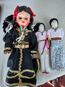 Mexikanische Plastikpuppe und 2 Stoffpuppen. - Bild 1 von 5