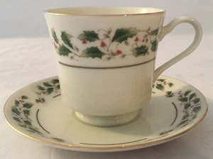 Set of 4 Vintage Fine China Japan Holly Holiday (FCJ5) Footed Cups and Saucers - Picture 1 of 5