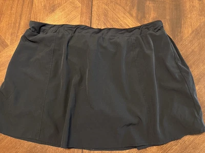 Pantalón corto plisado con bolsillos que absorbe la humedad negro talla grande XXL Avia para mujer Foto 1 de 4
