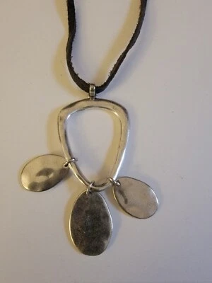 Collar ajustable Lucky Brand Boho tono plata medallón y cuero. Foto 1 de 4