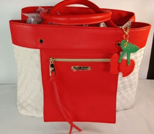 Nuovo! Borsa/borsa/borsa Betsy Johnson rosso/crema ciliegia, cuori e borchie cuore - Foto 1 di 15