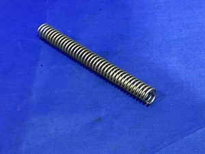 TUBO ALIMENTAZIONE OLIO BILANCIERE MOLLA TRIUMPH TROPHY TR5T 1973-74 83-4381 NUOVO - Foto 1 di 3