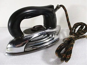 MIDCENTURY BROOKS STEVENS INDUSTRIEDESIGN STROMLINIENFÖRMIGES PETIPOINT KLEIDERBÜGELEISEN - Bild 1 von 10