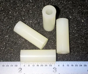 NYLON DISTANZSCHEIBEN 3/8 ZOLL RUND #10 LOCH 1,0 ZOLL LANG - 30 STCK. - Bild 1 von 1