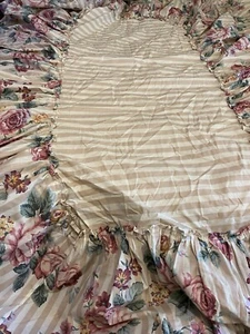 Mantel cuadrado vintage Elizabeth gris Melinda rosa floral con volantes nuevo JCPenny - Imagen 1 de 7