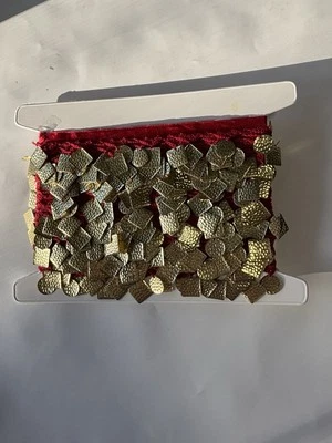 Flecos de costura con accesorios colgantes de metal dorado en cinta de ganchillo rojo 12 yardas Foto 1 de 4