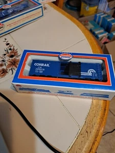 Model Power #269976 HO Conrail Blue Box Car nice - Picture 1 of 4