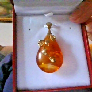 9ct yellow Gold Large Natural Baltic Amber Pendant Boxed. - Picture 1 of 6