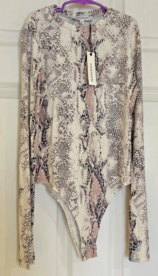 Body Olivaceous Talla Mediana Suave Manga Larga Cuello Redondo Estampado Reptil Rosa Foto 1 de 4