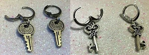 ORECCHINI EARRINGS CERCHI COLOR ACCIAIO CIONDOLO CHIAVE KEY UNISEX - Picture 1 of 3