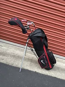 Nike Junior Mazze da Golf per Bambini Set di 5 Mazze Standing Borsa da Trasporto/Rosso Nero Vedi Foto - Foto 1 di 12